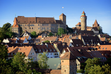 Burg Kaiserburg in Nürnberg mit Altstadt im Sommer