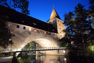 Fronveste mit Schlayerturm und Kettensteg über der Pegnitz in Nürnberg bei Nacht