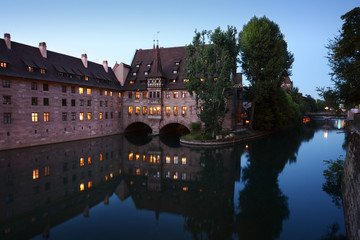Weinstuben Heilig-Geist-Spital mit Pegnitz in Nürnberg bei Nacht