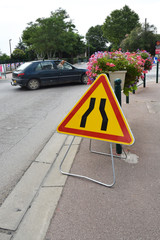 Panneau routier provisoire : chaussée rétrécie.