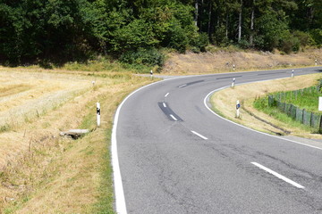 kurvige Straße zur Erntezeit