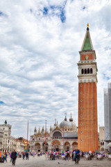 Der Markusplatz in Venedig mit der Basilika San Marco, dem Uhrenturm und Dogenpalast, umschlossen von den alten und neuen Prokuratien, mit vielen Touristen