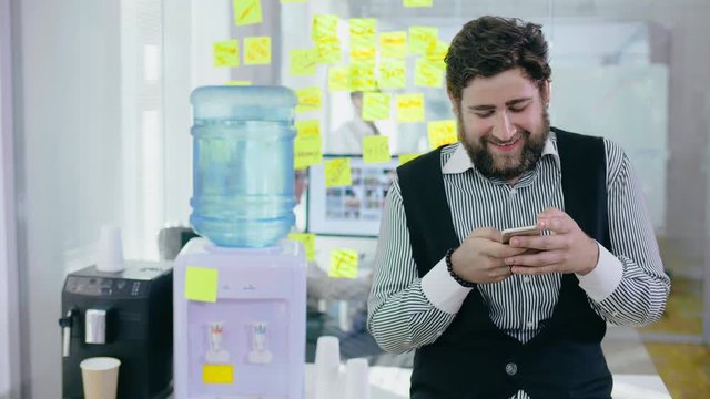 Manager in large business company shirks from work
