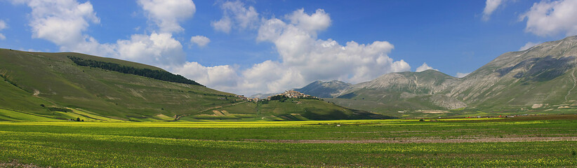 Fototapeta na wymiar A magnificent sunrise in Castelluccio di Norcia. expecting more to the thousand colours of flowering 