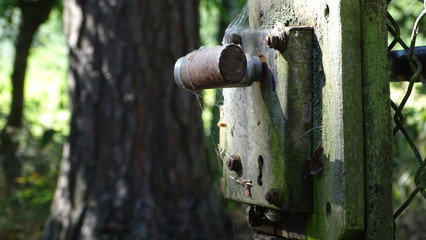 altes Kastenschloss an Gartentür
