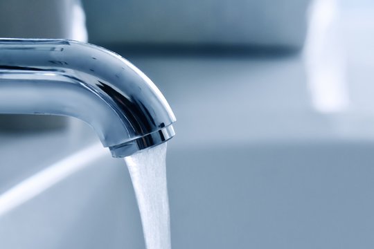 Wasserhahn mit flie&szlig;endem, kalten Wasser