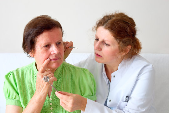 Seniorin beim Zahnarzt