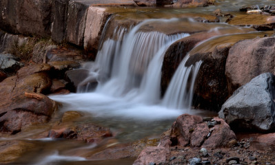 Fototapeta premium Eine ruhige Wassercascade in den Bertgen