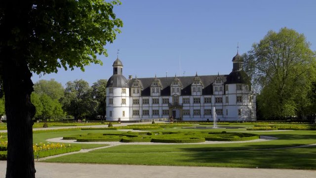 Wundersch&ouml;nes Schlo&szlig; Neuhaus mit Barockgarten in Paderborn mit blauen Himmel und Wasser Font&auml;ne