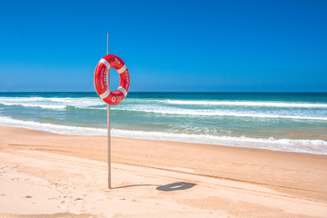 PRAIA COM SINALIZAÇÃO DE BOIA VERMELHA DE SALVA VIDAS