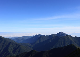 北岳の尾根から見る甲斐駒ケ岳