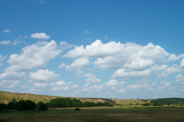 Obraz premium Wild hilly valley with a cloudy sky
