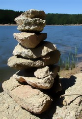 Cairn au bord d'un lac