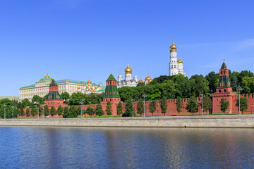 Obraz premium Moscow Kremlin on a Moskva river background against blue sky in sunny summer morning