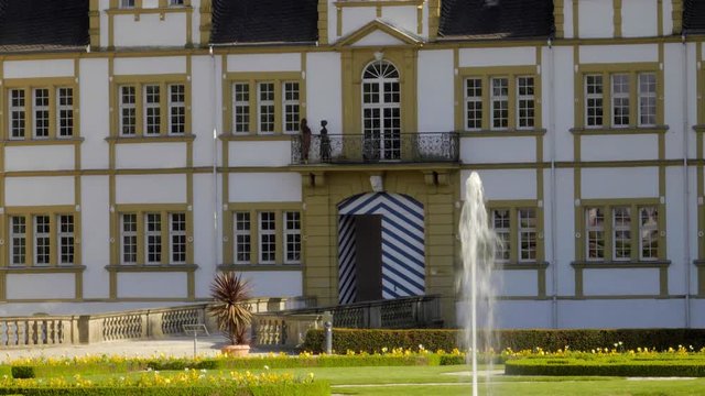 Wundersch&ouml;nes Schlo&szlig; Neuhaus mit Barockgarten in Paderborn mit blauen Himmel und Wasser Font&auml;ne