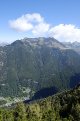 Naklejka premium Vista aerea delle cime delle alpi orobie in Italia, provincia di Bergamo. Le montagne sono sovrastate da nubi