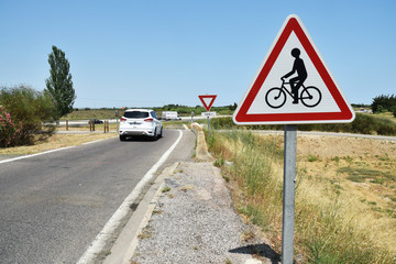 Panneau danger : déboucher de cyclistes.