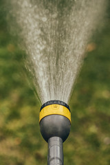 Detail von Gartenschlauch mit Wasser