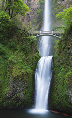 Fototapeta premium Wodospad - Multnomah Falls na wiosnę