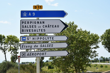 Panneaux de direction : autoroute A9, Perpignan, Salses-le-Château, Saint-Hippolyte, aéroport.