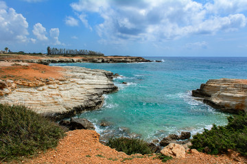 Zatoka morska z jaskiniami, Paphjos, Cypr - obrazy, fototapety, plakaty