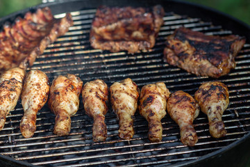 Lecker belegter Grill mit Hähnchenschenkel udn Spare Ribs