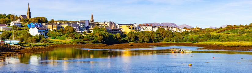Fototapeta na wymiar Clifden Cityview with buildings, bay and vegetation