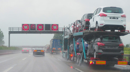 Autobahnstau im Regen