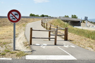 Piste cyclable à Saint-Laurent-de-la-Salanque, Pyrénées orientales, Roussillon, Occitanie,...