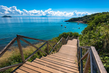 Naklejka premium Drewniane schody prowadzące na plażę Azeda w Buzios, stan Rio de Janeiro, Brazylia