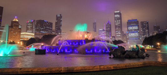 Buckingham Fountain and the Chicago, Illinois skyline at night.