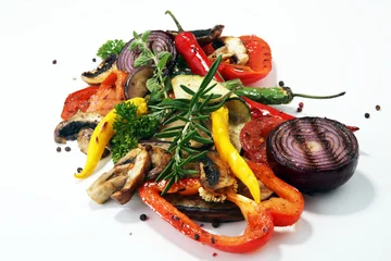 Photo sur Plexiglas Légumes Grilled vegetables. Tomatoes, zucchini, bell pepper and fresh herbs.