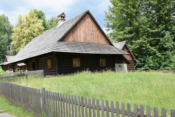 Stary drewniany budynek, gospodarstwo © shake_pl