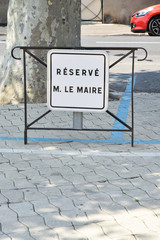 Panneau emplacement de stationnement r&eacute;serv&eacute; au maire.