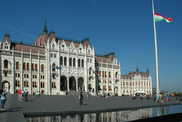 Obraz premium Le Parlement de Budapest, capitale de la Hongrie, siège du gouvernement.