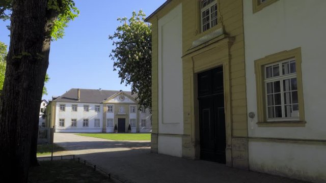 Wundersch&ouml;nes Museum Marstall im Schlo&szlig; Neuhaus mit Barockgarten in Paderborn