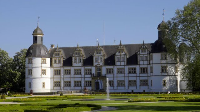 Wundersch&ouml;nes Schlo&szlig; Neuhaus mit Barockgarten in Paderborn mit blauen Himmel und Wasser Font&auml;ne