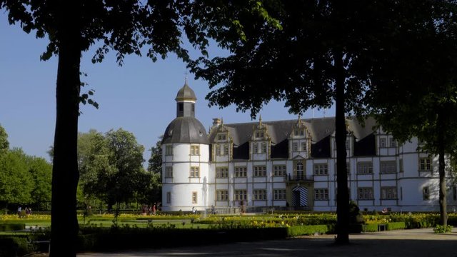 Wundersch&ouml;nes Schlo&szlig; Neuhaus mit Barockgarten in Paderborn mit blauen Himmel und Wasser Font&auml;ne