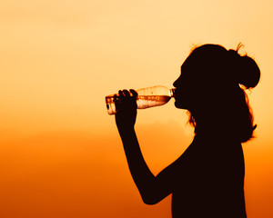 Female athletes are drinking water.