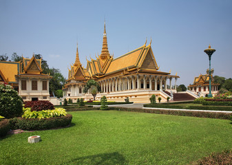 Naklejka premium Throne Hall (Preah Tineang Tevea Vinnichay Mohai Moha Prasat) at Royal Palace (Preah Barum Reachea Veang Nei Preah Reacheanachak Kampuchea) in Phnom Penh. Cambodia