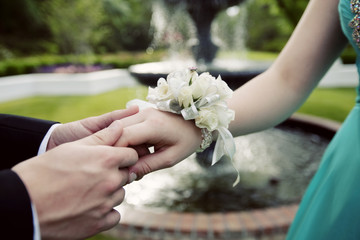 Holding Hands © Salt+SilverCreative