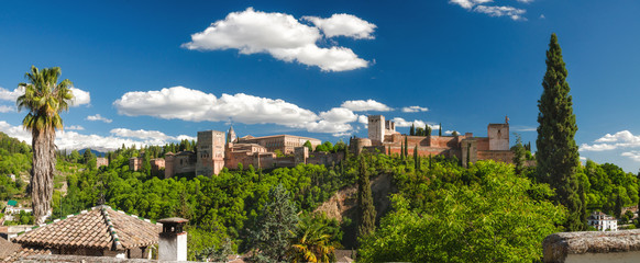 Fototapeta na wymiar Famous ancient arabic fortress of Alhambra in Granada, Spain.