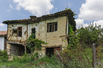 Fototapeta na wymiar Abandoned houses from the nineteenth century in village of Zlatolist, Blagoevgrad Region, Bulgaria