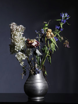 a vase with wilted flowers