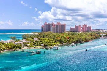 Foto op Plexiglas Schilderachtig uitzicht op een idyllisch strand in Nassau, Bahama& 39 s, op Paradise Island. Caribische en tropische strandscène in Nassau met witte zandkustlijn en diepblauwe zee, Bahama& 39 s. © poladamonte