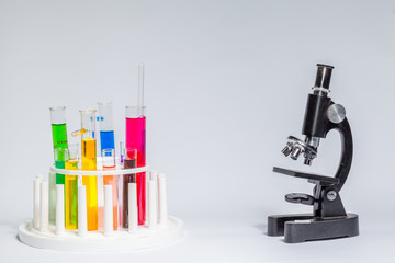 Learn about science in a laboratory using a combination chemistry. Try it in a glass tube and microscope.