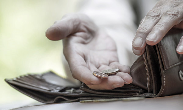 eine Person z&auml;hlt die wenigen M&uuml;nzen in ihrer Geldb&ouml;rse