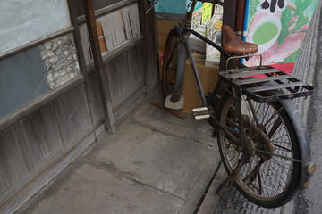 Fototapeta na wymiar 古い街角の風景　自転車　引き戸　レトロ