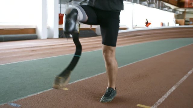 Tracking of unrecognizable sportsman with prosthetic leg training on indoor track