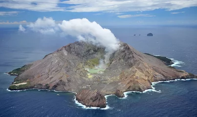 Stoff pro Meter Neuseeland. White Island sieht aufgrund der hohen Aktivität der Fumarolen wie ein ausbrechender Vulkan aus. © Oleksandr Umanskyi
